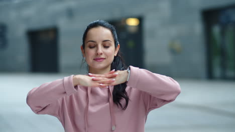 fitness-mädchen wärmen sich auf