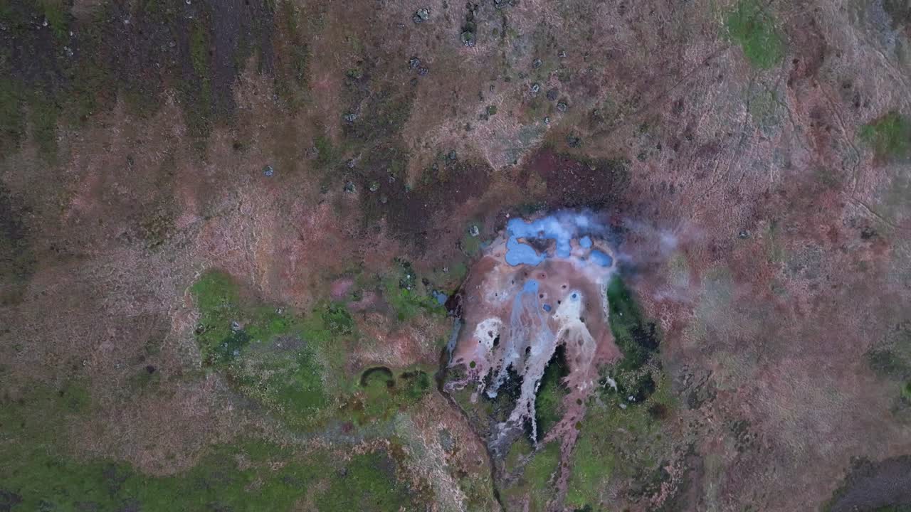 vista de arriba hacia abajo de las aguas termales humeantes en hveragerdi, sur de islandia - disparo de drones