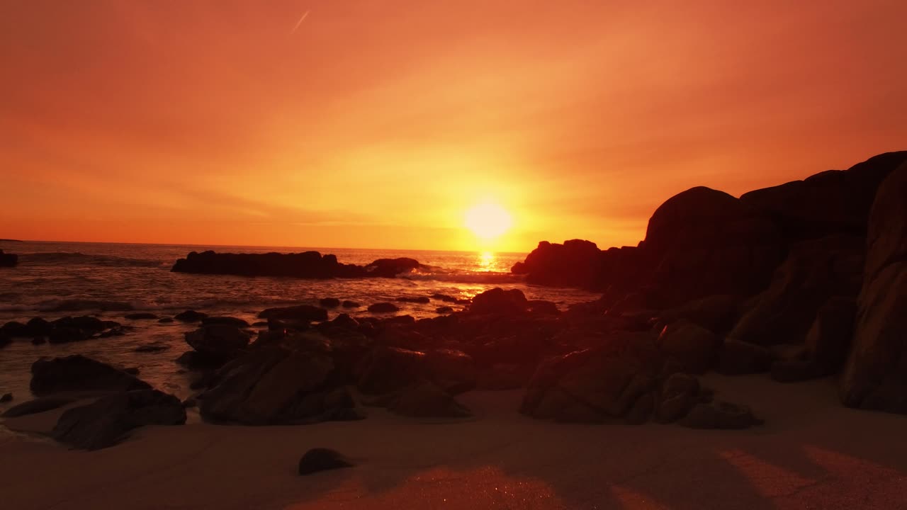 Matahari terbenam di atas Pantai, Matahari Terbenam Oranye yang Menakjubkan