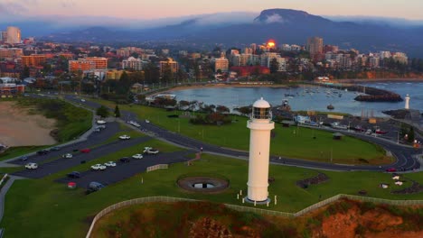 Vista-Aérea-Del-Puerto-Y-El-Faro-En-Wollongong,-Australia---Disparo-De-Drones