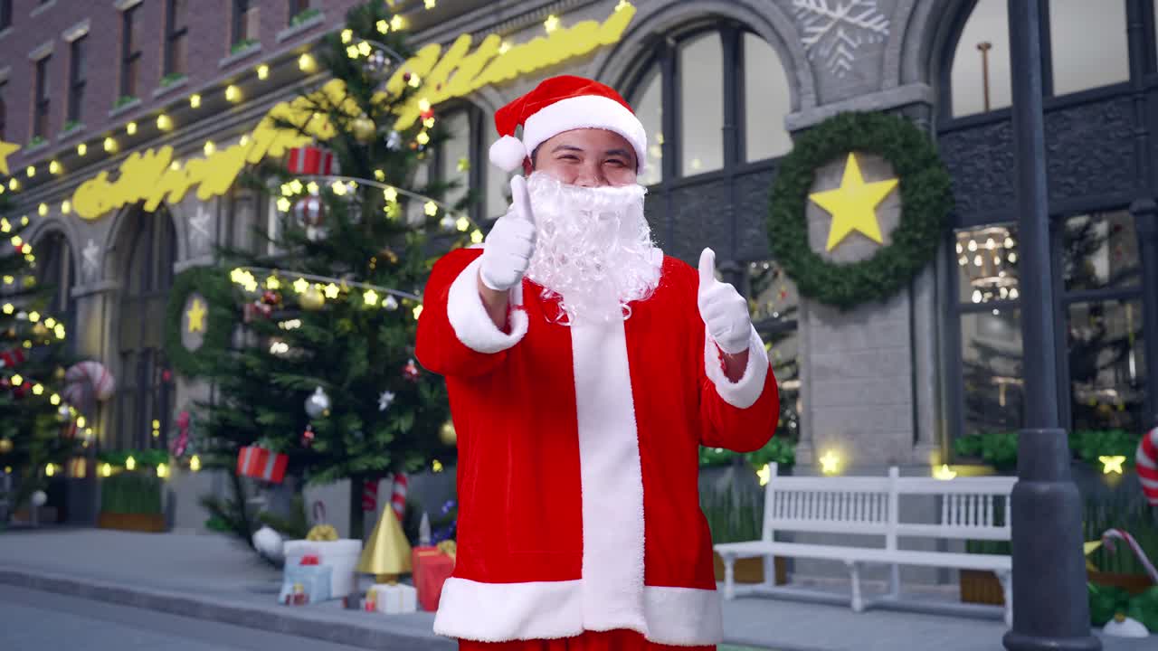 papá noel asiático mostrando el pulgar hacia arriba mientras está de pie en la noche de navidad