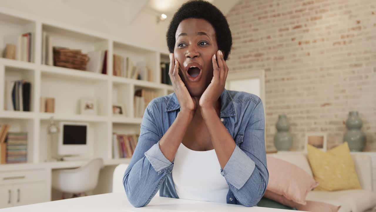 feliz mujer afroamericana haciendo una videollamada en casa, cámara lenta