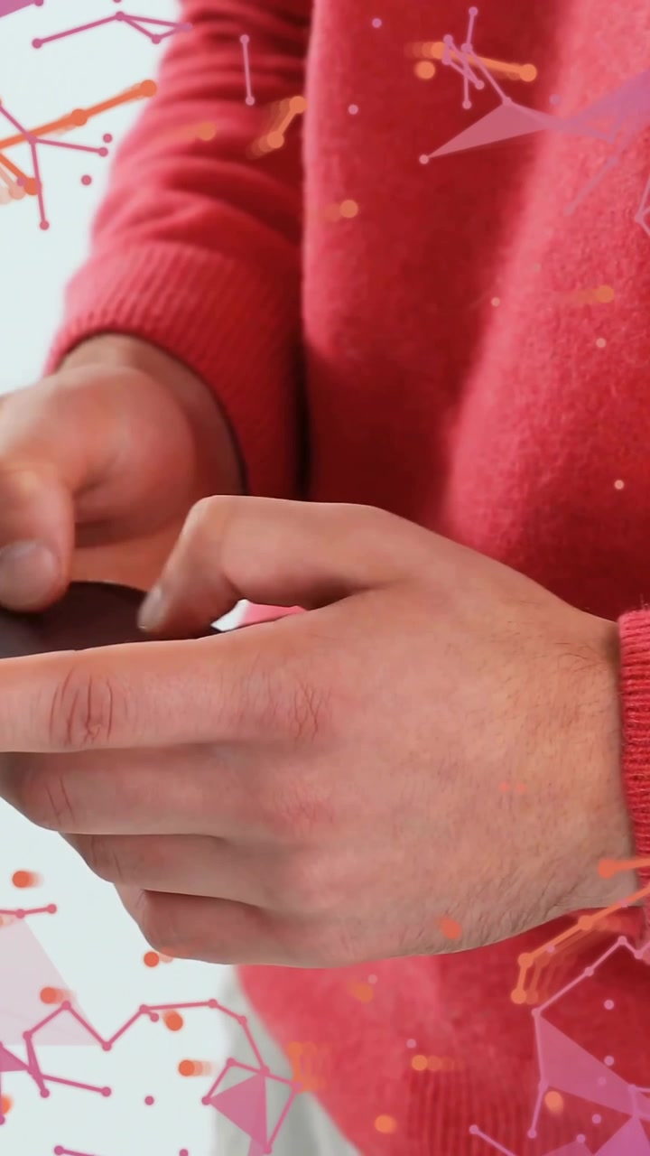 Animazione di una rete di connessioni su un uomo caucasico che usa lo smartphone