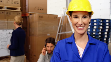 trabajador de almacén sonriendo a la cámara