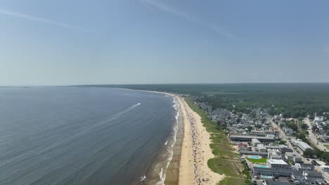 tiro de drone de ondas rolando na costa de old orchard beach, no maine