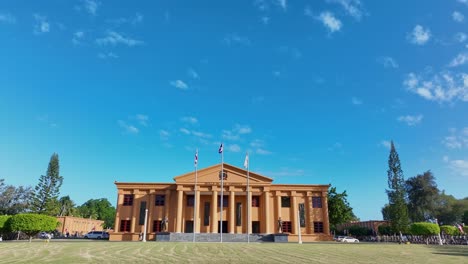 edificio del gobierno con banderas en un día soleado