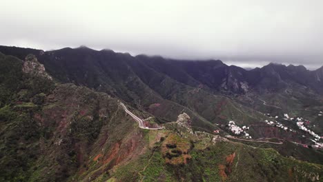 amplio paisaje aéreo de carretera de montaña en la cima de una cresta verde, tenerife