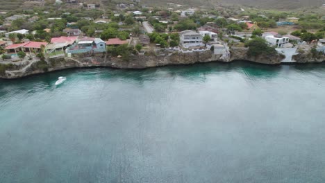 Toma-Aérea-De-Camiones-Del-Lago-En-El-Caribe-Con-Aguas-Claras-De-Color-Esmeralda