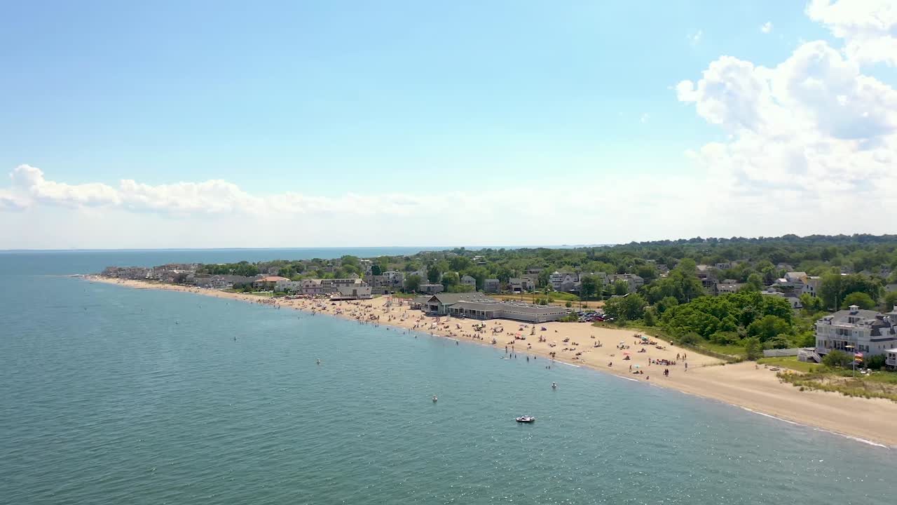 exuberante playa costera soleada de penfield en fairfield, ct idílica vista aérea sobre el destino de viaje de la costa turquesa
