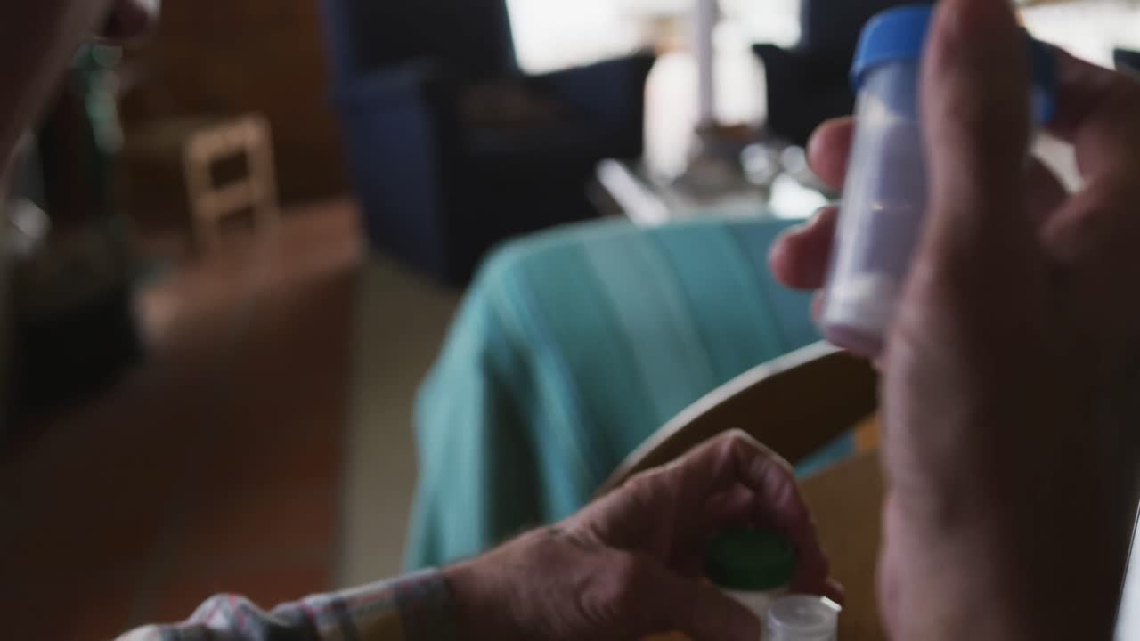 hombre mayor con medicamentos médicos en casa