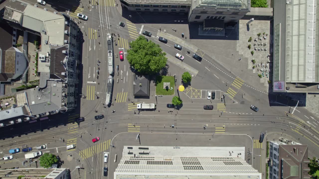 주요 도로와 태양 패널이있는 아트 하우스의 지붕과 빛의 봄 날에 다채로운 선샤드가있는 공원.