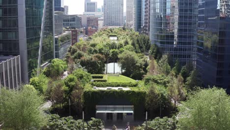 Rising-close-up-aerial-shot-of-Salesforce-Park-atop-the-Transbay-Transit-Center-in-downtown-San-Francisco,-California