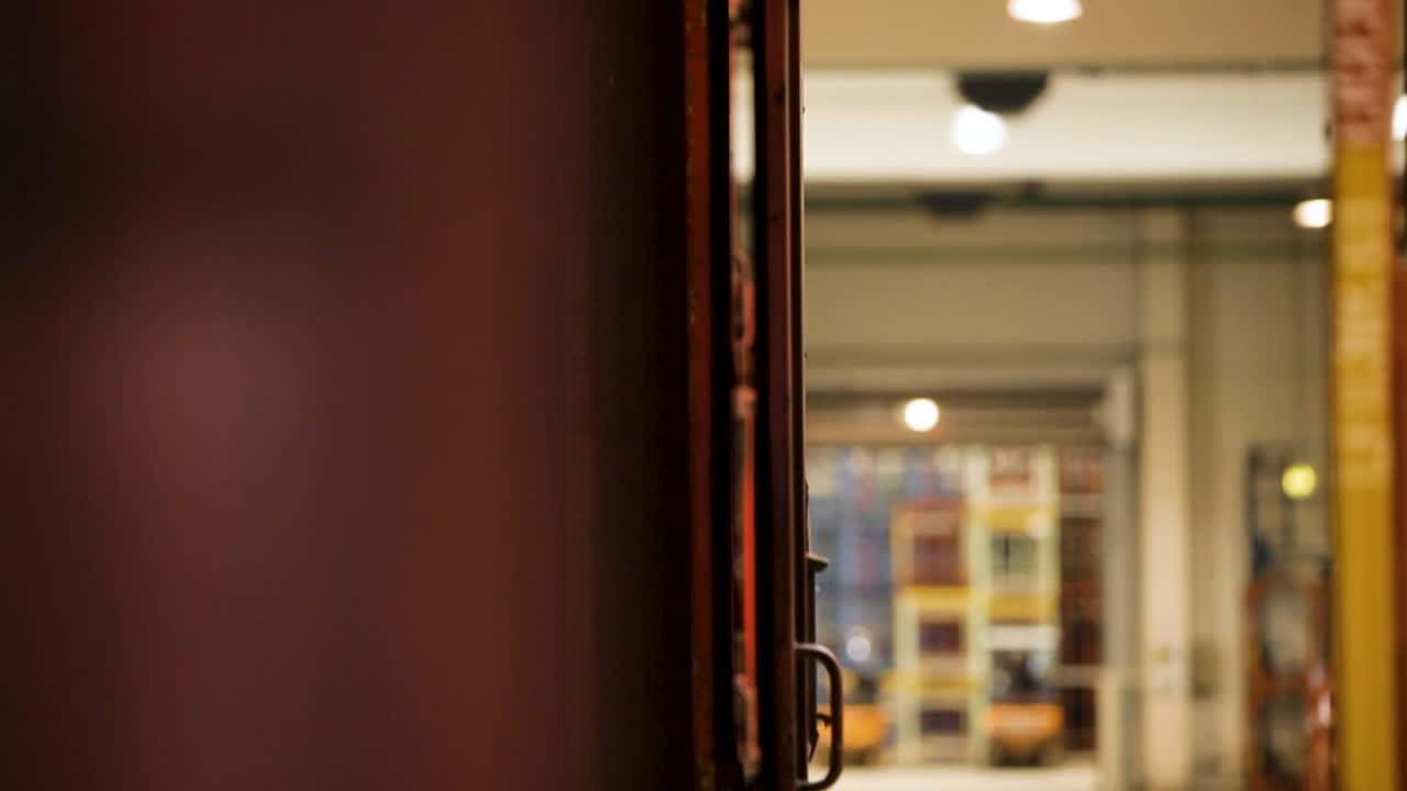 parti di auto in metallo accuratamente impilate in un magazzino, pronte per l'assemblaggio