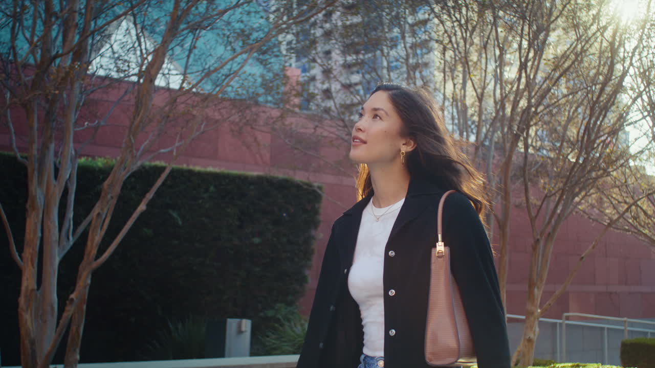 atractiva morena tienen ocio activo caminando por la calle. mujer explorando la ciudad.