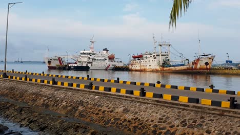 vista industrial del puerto de sorong con muelle, barcos, barcos y transbordadores para lugareños y turistas que viajan a raja ampat, papúa occidental, indonesia