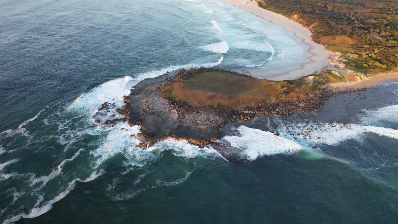 Onde spumeggianti che si infrangono ad Angourie Point ad Angourie, NSW, Australia - ripresa aerea con drone
