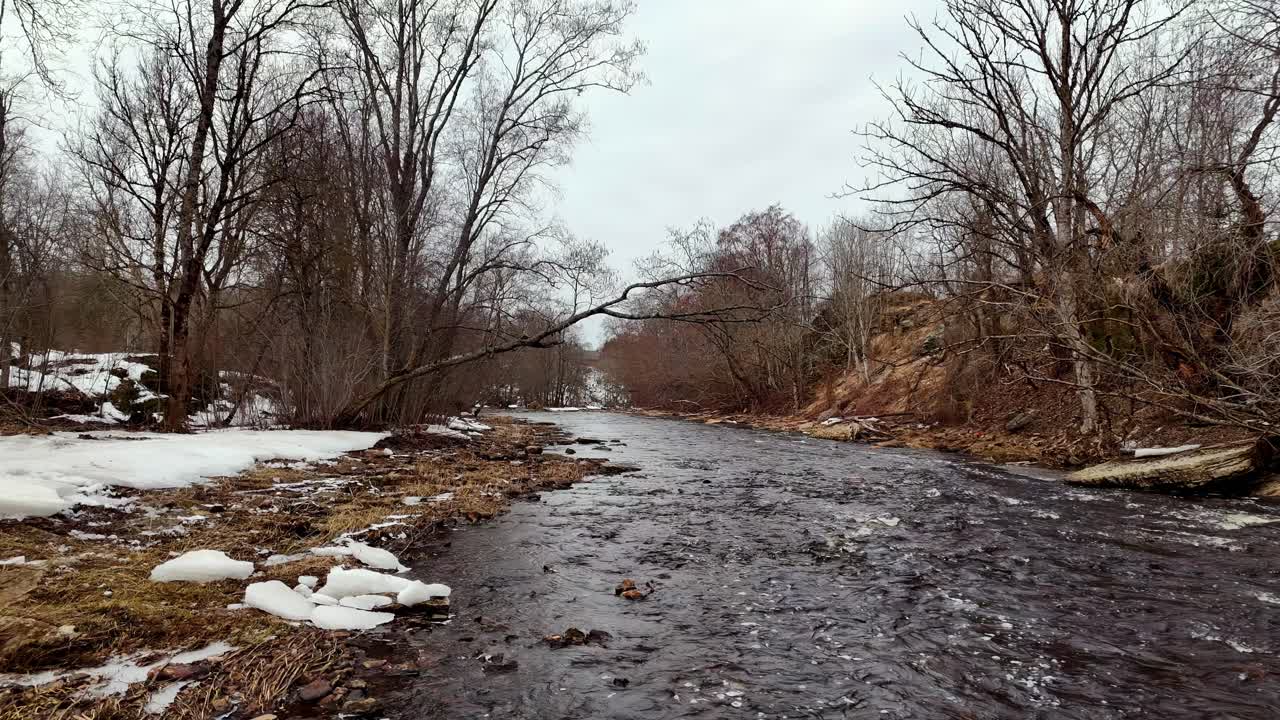배경 에 눈 인 강 과 나무 들 이 있는 강