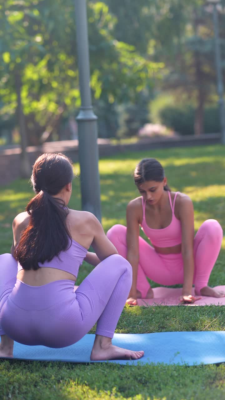 dos mujeres practicando yoga al aire libre