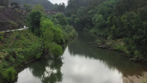 Luftaufnahmen-über-Dem-Fluss-Vouga-Führen-Zur-Brücke-Poço-De-Santiago,-Sever-Do-Vouga-Portugal