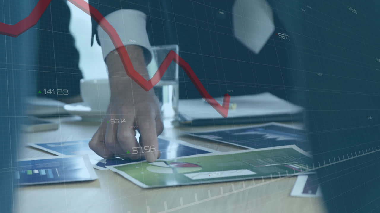 animación de la línea roja y procesamiento de datos financieros sobre empresario caucásico en la oficina