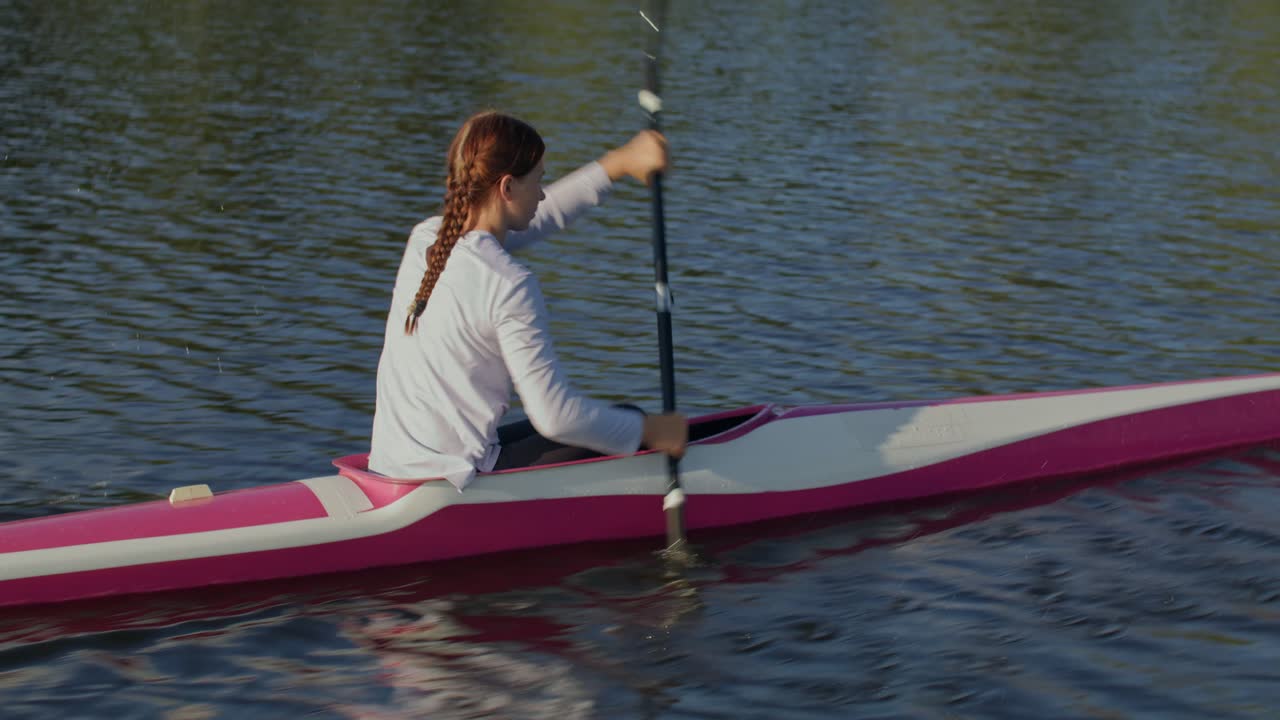 Donna in kayak su un lago