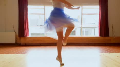 Ballerina-Tanzt-Im-Tanzstudio-4k