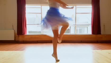 bailarina bailando en el estudio de baile 4k