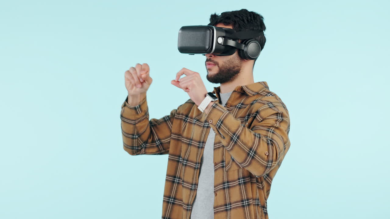 VR, gioco e uomo che interagisce con le mani in esports