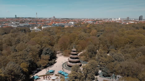 Antena-De-La-Torre-China,-Antena-Del-Jardín-Inglés,-Munich,-Vuelo-De-Drones-Sobre-La-Torre-China-En-El-Jardín-Inglés