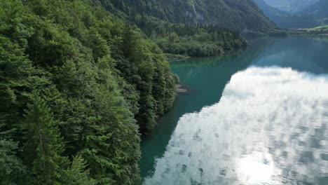 Espectacular-Belleza-Natural-De-Suiza-Con-Nubes-Reflejándose-En-El-Lago,-Antena