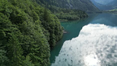 beleza natural dramática da suíça com nuvens refletindo no lago, aerial