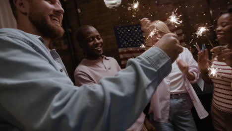 amigos celebrando con sparkler