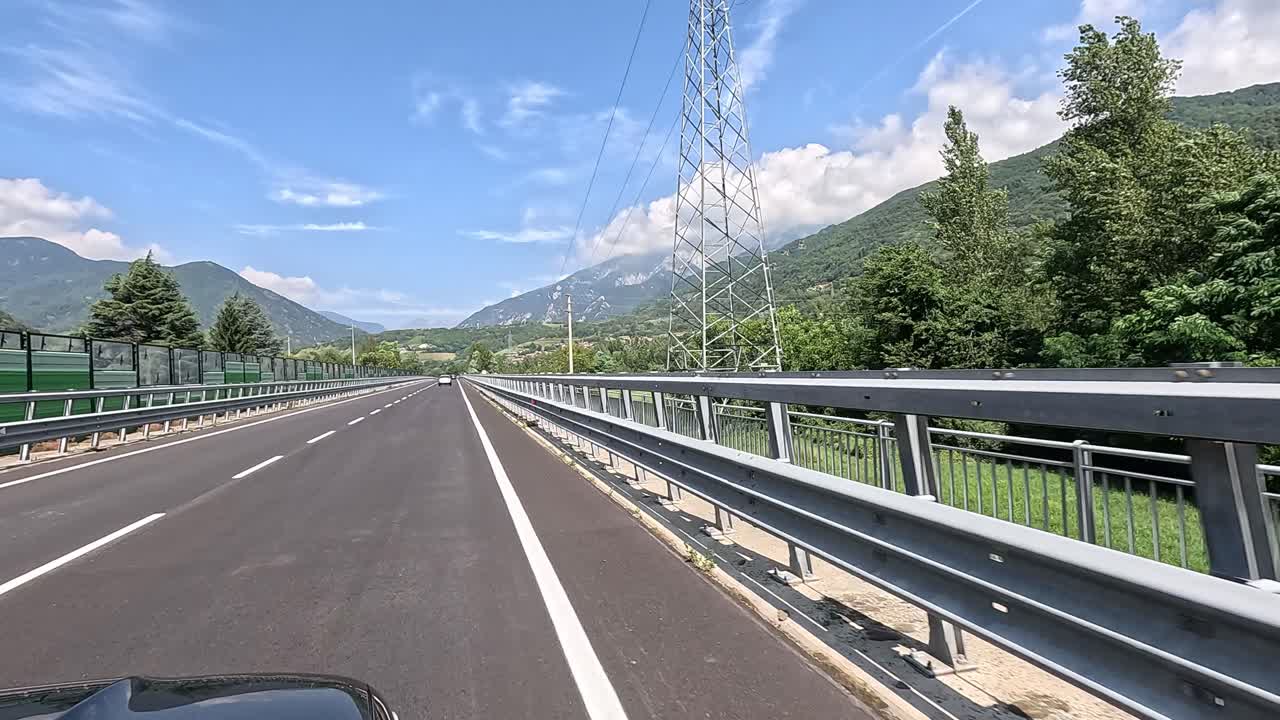 그림 같은 산길 을 가로질러 운전