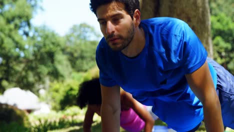 Pareja-Realizando-Flexiones-En-El-Parque-4k