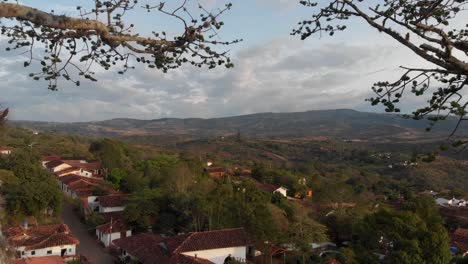 Cruzando-Un-Arbol-En-Barichara,-Colombia