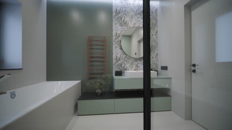 moderne tegel badkamer met douche in modern huis, vastgoed interieur. brede opnames