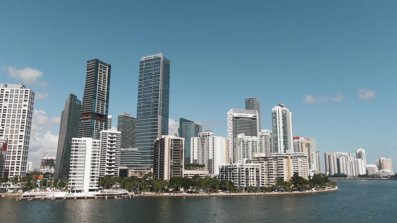 hermosa toma aérea de los edificios de brickell en el centro de miami frente al mar 4k