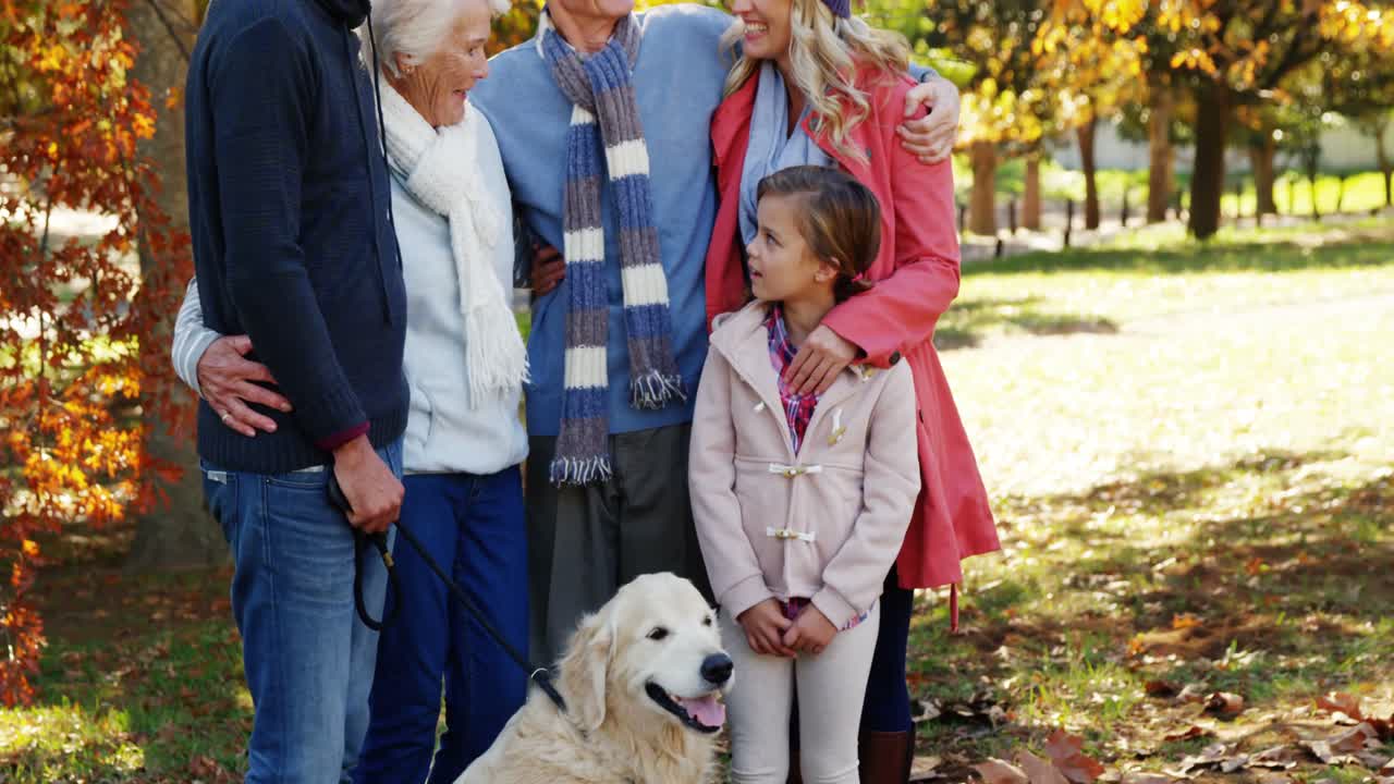 개 와 함께 야외 에 있는 가족