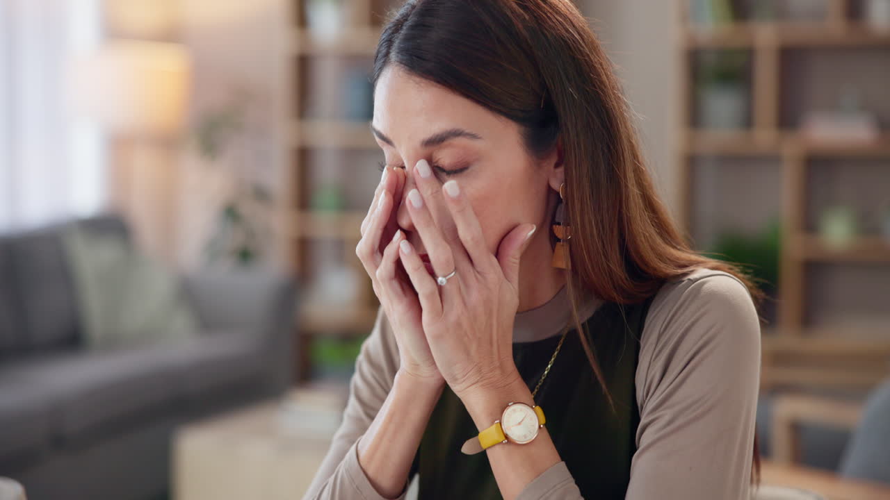 una mujer frotándose los ojos, cansada y estresada.