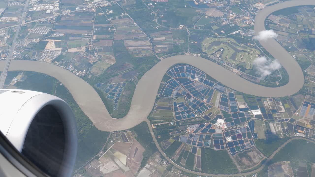 avión está volando sobre el río