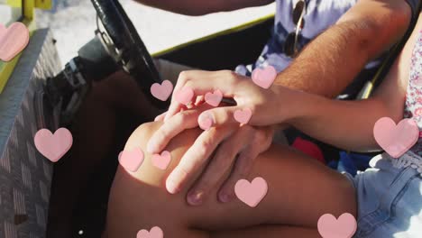 animación de corazones sobre pareja caucásica en el coche