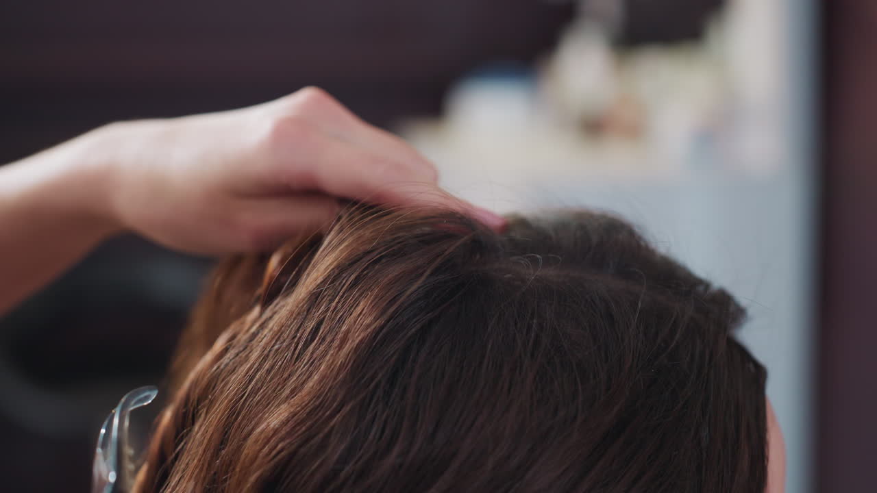 세련된 머리카락 부분 모양 다듬기, 윤기 있는 스타일을 위한 정교한 머리카락 가닥 조작, 세련된 외관을 위해 정확하게 수행되는 꼼꼼한 머리카락 가닥 꼬기