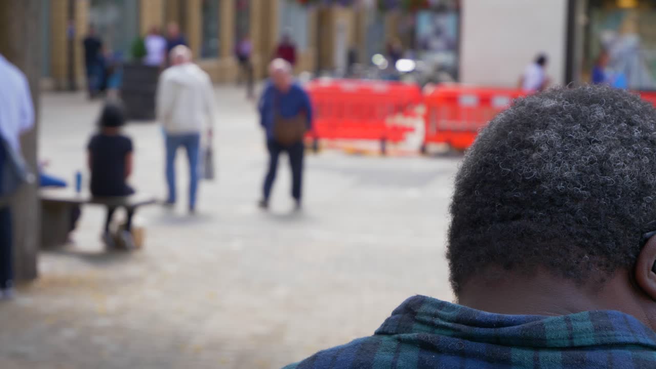 fotografía por encima del hombro de gente caminando por bonn square en oxford, inglaterra 02