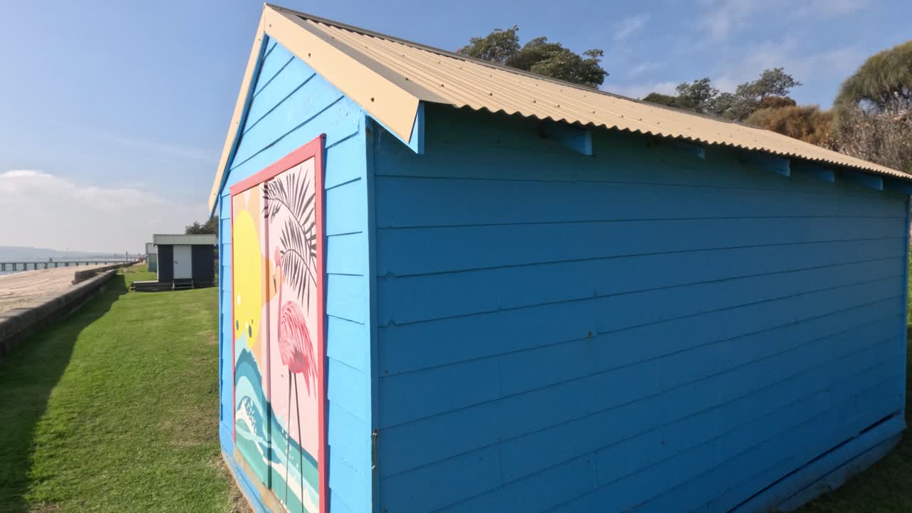 cajas de playa coloridas a lo largo de la costa
