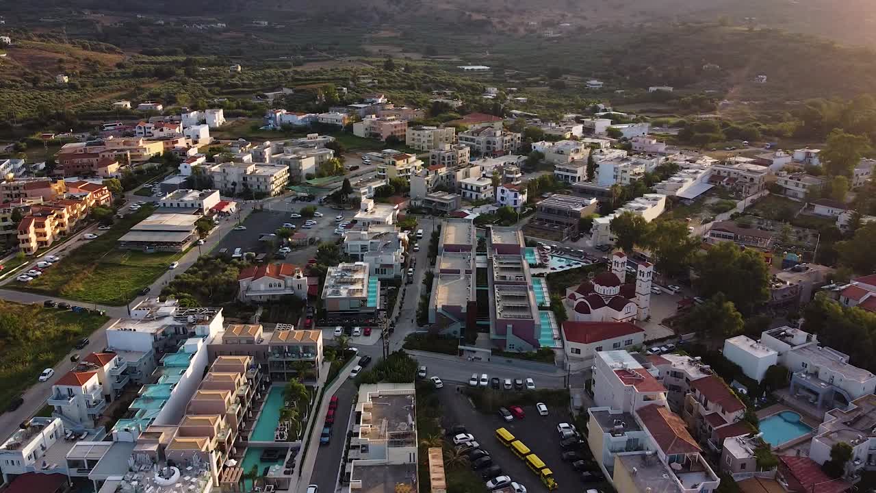 hermoso municipio de georgioupoli en la isla de creta, vista aérea de la órbita