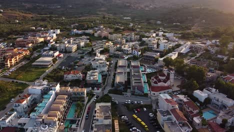 Hermoso-Municipio-De-Georgioupoli-En-La-Isla-De-Creta,-Vista-Aérea-De-La-órbita