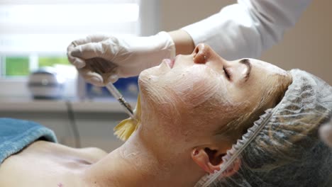 mujer recibiendo un tratamiento facial