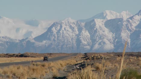 Ein-Auto-Auf-Einer-Abgelegenen-Straße-In-Die-Anden-In-Patagonien-Argentinien