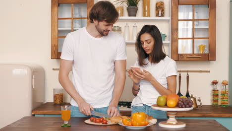 pareja cocinando y compartiendo una comida en la cocina