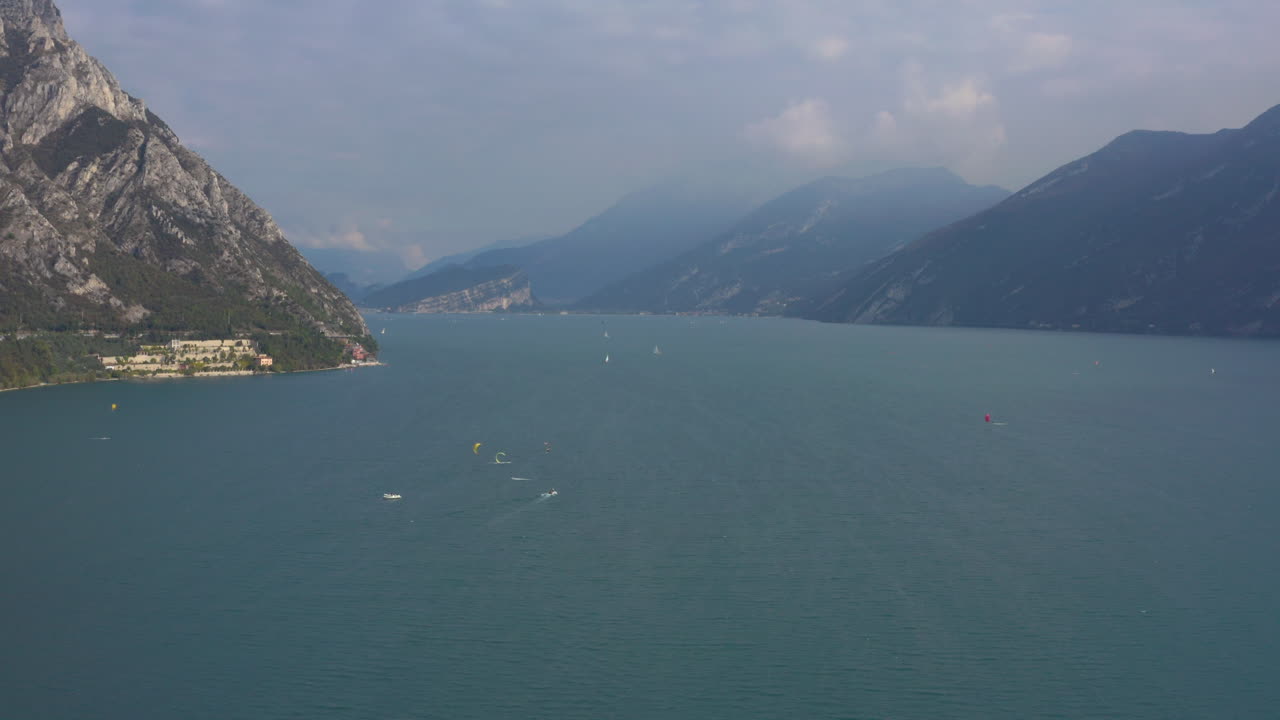 съёмка на кадрах, демонстрирующих удивительный пейзаж, на фоне которого люди занимаются водными видами спорта